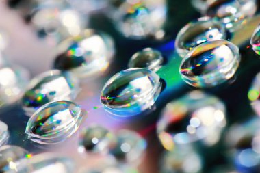 Arka plan için cd içerisindeki dropun makrodaki yansıması