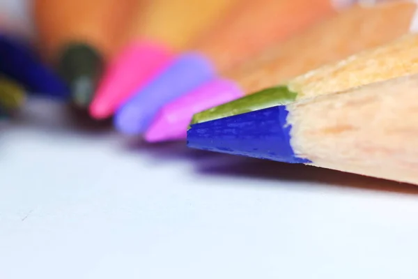 背景にマクロで描くための鉛筆の色は — ストック写真
