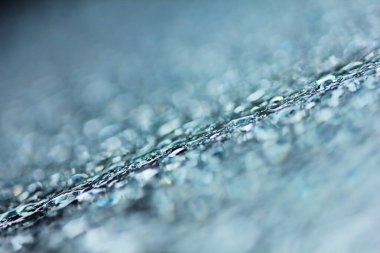 Arka plan için temiz cam üzerine taze yağmur damlası