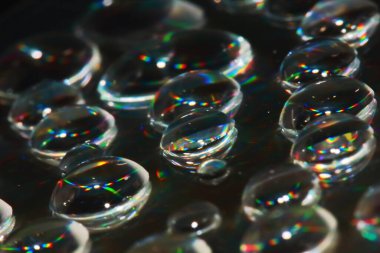 Arka plan için cd içerisindeki dropun makrodaki yansıması