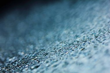 Arka plan için temiz cam üzerine taze yağmur damlası