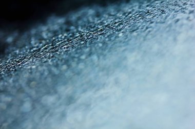 Arka plan için temiz cam üzerine taze yağmur damlası