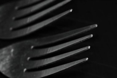 Restoranda arka planda yemek yemek için yakın çekim.