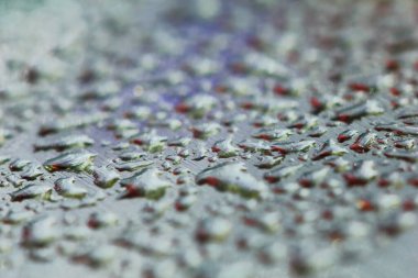 Güzel bir arka plan için temiz cam üzerine taze yağmur damlası.