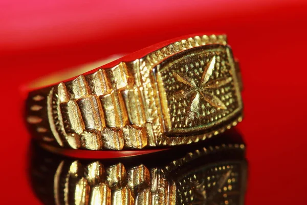 Gold Ring Brilliant Black Background — Stock Photo, Image