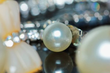 Arka plan için makrodaki kadının güzel inci küpeleri.