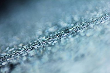 Arka plan için temiz cam üzerine taze yağmur damlası