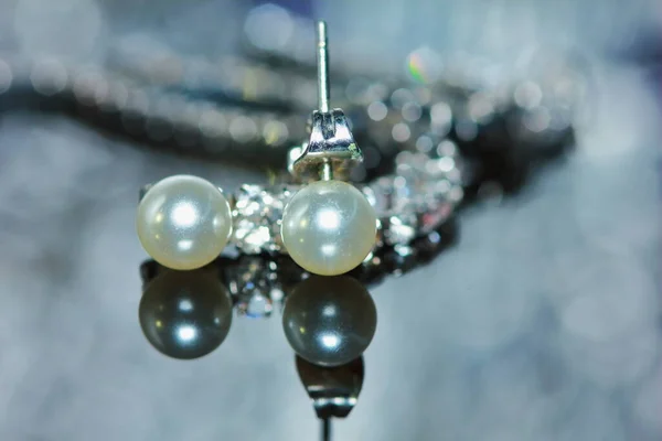 Schöne Perlenohrringe Der Frau Makro Für Hintergrund — Stockfoto