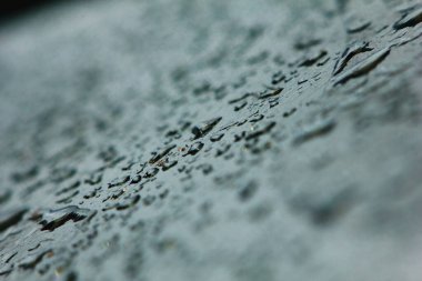 Güzel bir arka plan için temiz cam üzerine taze yağmur damlası.