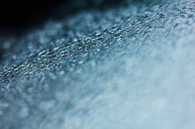 Arka plan için temiz cam üzerine taze yağmur damlası