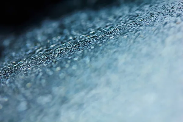 Arka plan için temiz cam üzerine taze yağmur damlası