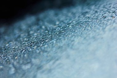 Arka plan için temiz cam üzerine taze yağmur damlası