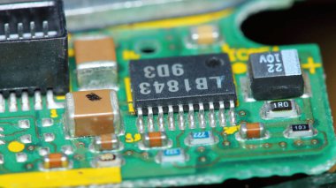 Elektrik arkaplanı için makro fotoğrafçılıkta bilgisayar için eski elektonik devre kartı