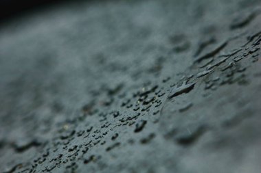 Güzel bir arka plan için temiz cam üzerine taze yağmur damlası.