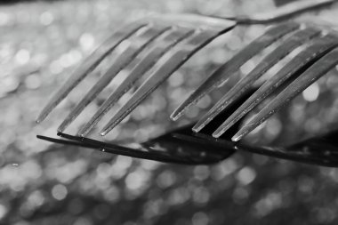 Restoranda arka planda yemek yemek için yakın çekim.