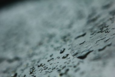 Güzel bir arka plan için temiz cam üzerine taze yağmur damlası.