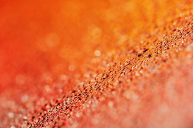 Güzel bir arka plan için temiz cam üzerine taze yağmur damlası.