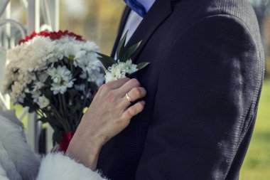 Evli çift, el ve parmak yüzük, çiçekler ile