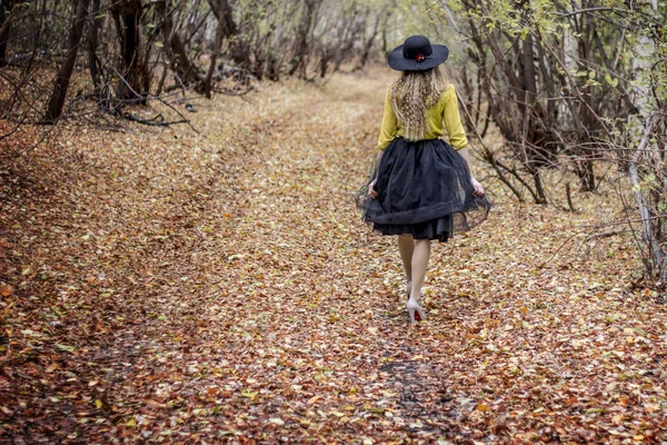 Το φθινόπωρο, το κορίτσι με το καπέλο — Φωτογραφία Αρχείου