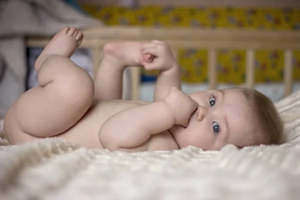 Ragazzino sdraiato sul letto — Foto Stock