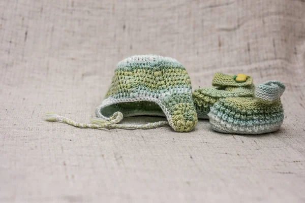 Knitted cap and booties for the baby — Stock Photo, Image