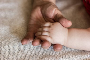 bebeğin el ve gramdmother'ın elleri
