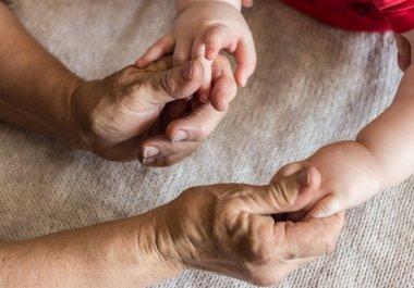 bebeğin el ve gramdmother'ın elleri