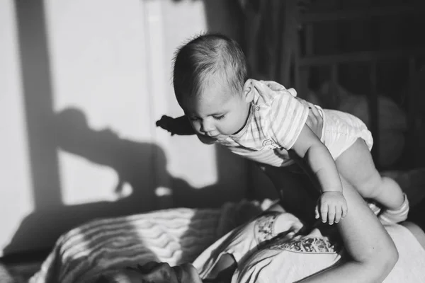 Mother hold babygirl blak and white — Stock Photo, Image