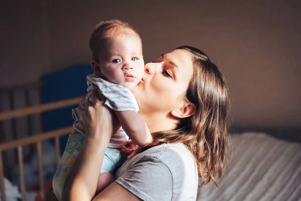 Moeder kussen de dochter van haar baby — Stockfoto
