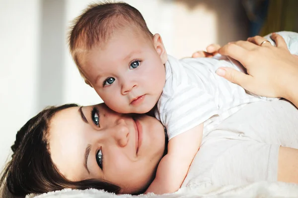 Bebé se acuesta en la madre —  Fotos de Stock