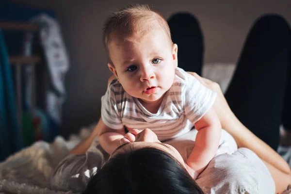 Bebek yalanlar üzerine annesi — Stok fotoğraf