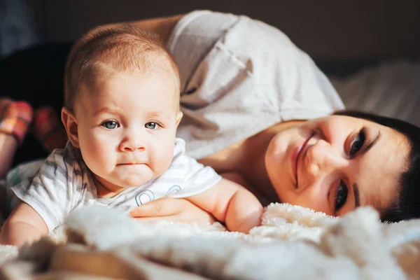 Anne ve bebek yatakta yalan — Stok fotoğraf
