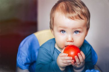 Bebek yiyor apple okuyun