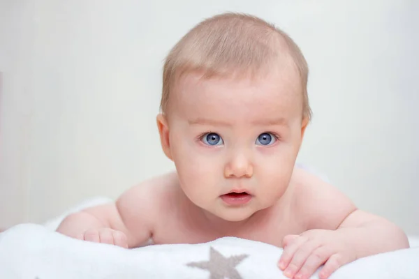 Bebé sorprendido mira a la cámara —  Fotos de Stock