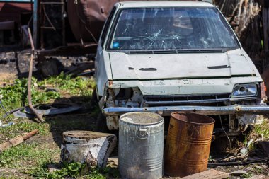 Eski kırık araba