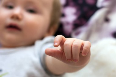 Bebek onun elini tutuyor