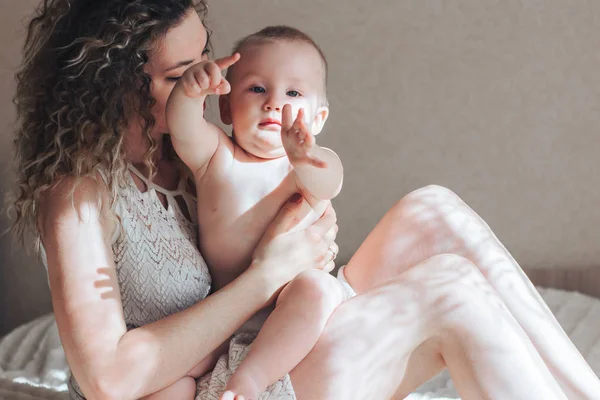 Moeder is baby knuffelen — Stockfoto