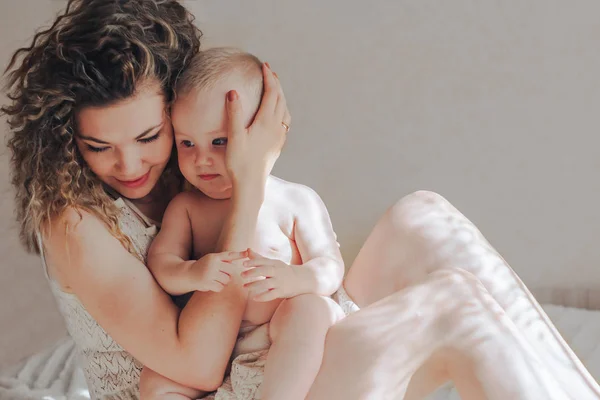 Madre abrazo cabeza de bebé — Foto de Stock