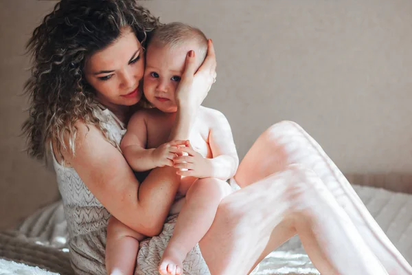 Moeder knuffel babyjongen — Stockfoto