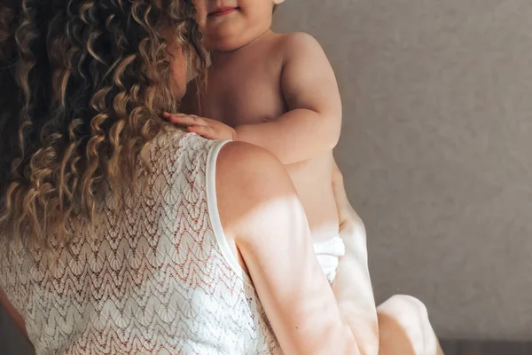 Espalda de la madre y el bebé — Foto de Stock