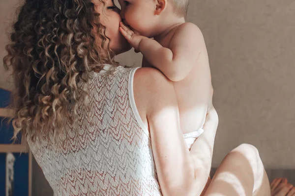 Baby is moeder kussen — Stockfoto