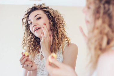 kız yüz ile krem Parlatıcı