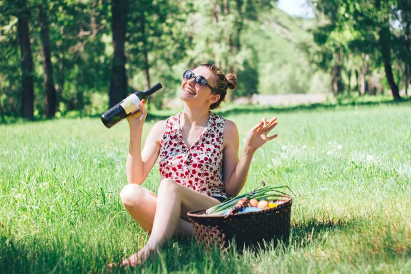 Heureux fille boire du vin sur arrière-cour — Photo