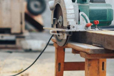 Daire testere duruyor ahşaptır çalışmaya hazır