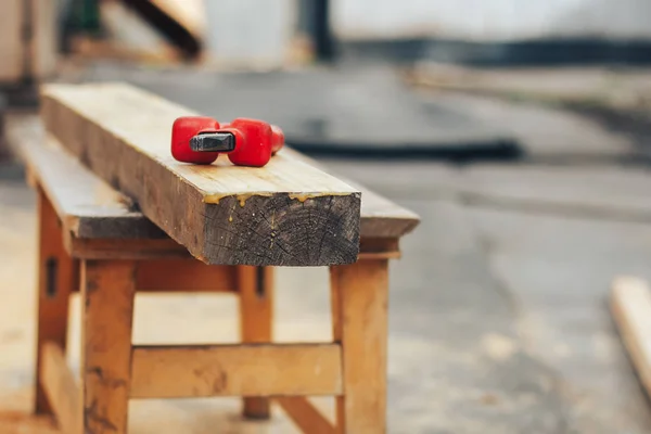 Красные плоскогубцы лежат на деревянной доске — стоковое фото