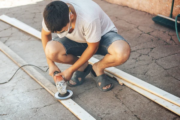 Lijadora de madera. Un hombre que trabaja con molinillo . — Foto de Stock