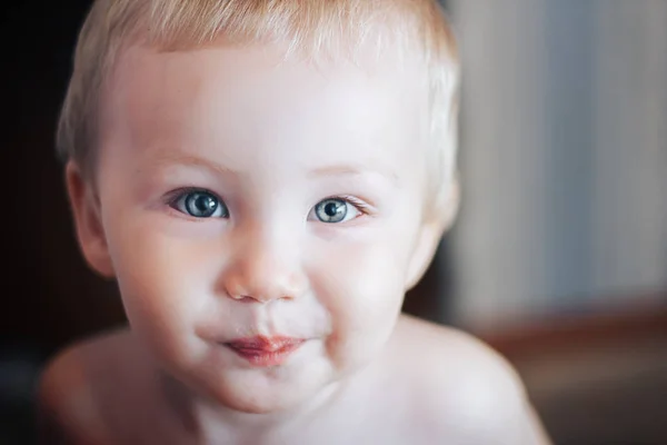 Close up ritratto di un anno sorridente ragazzo — Foto Stock