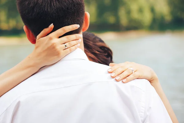 Mani di sposa sul collo del fidanzato — Foto Stock