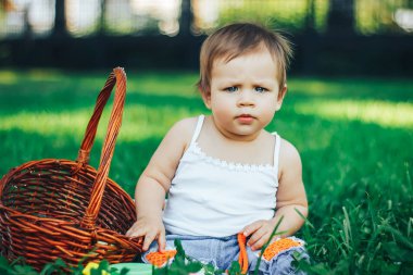 Bebek kız kameraya kaşlarını