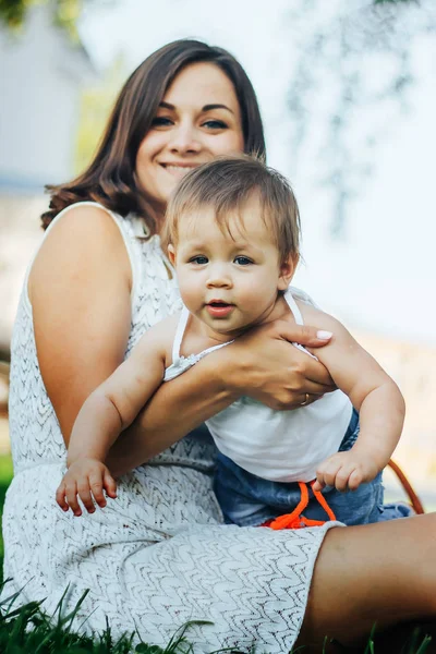 Kameraya bakarak bebek annesiyle. Anne holding bebek